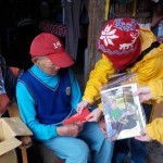 Distributing warm clothes to a homeless man in Hsinchu and telling him about Master