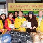 Ms. Huang Meiyin, former President of the Volunteer Center (3rd from the right) took pictures with our Association members.