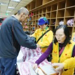 Distributing clothing, towels and supplies to homeless individuals in New Taipei City