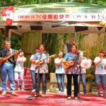 Father and daughter Association members from Changhua performed Evaporated in the Wind on ukuleles