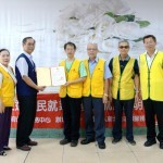 The Chairman of the New Taipei City Volunteer Center, Mr. Lu Li-Ming (second from the left) presents a Certificate of Appreciation to The Supreme Master Ching Hai International Association.