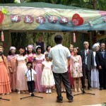 Representing different generations living together happily, the Taipei Ocean of Love Chorus joyfully performed a Chinese version of an Aulacese song.
