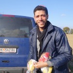 Providing vegan food, and flyers with Master’s comforting words in Arabic and English to the refugees on the way to Idomeni, Greece – December 4, 2015