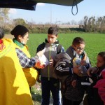 Providing vegan food, and flyers with Master’s comforting words in Arabic and English to the refugees on the way to Idomeni, Greece – December 4, 2015