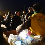 20151211 refugees are glad to receive our foods in Idomeni Greece (1)