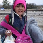 20151211 refugees are glad to receive our foods in Idomeni Greece (11)