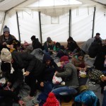 20151211 refugees are glad to receive our foods in Idomeni Greece (22)