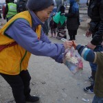 20151211 refugees are glad to receive our foods in Idomeni Greece (25)