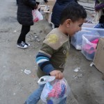 20151211 refugees are glad to receive our foods in Idomeni Greece (27)