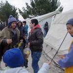 20151211 refugees are glad to receive our foods in Idomeni Greece (33)