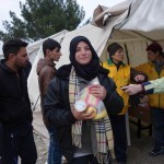 20151211 refugees are glad to receive our foods in Idomeni Greece (43)