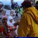 20151211 refugees are glad to receive our foods in Idomeni Greece (5)