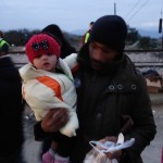 20151211 refugees are glad to receive our foods in Idomeni Greece (52)