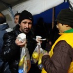 20151211 refugees are glad to receive our foods in Idomeni Greece (59)