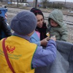 20151211 refugees are glad to receive our foods in Idomeni Greece (9)