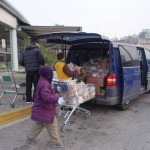 20151215 around 8AM refugees are blissful happy to receive our foods and flyer at Pireaus harbor in Athens Greece (4)