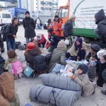 20151217 around 10AM refugees are blissful happy to receive our foods and flyers at Pireaus harbor in Athens Greece (144)