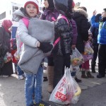 20151217 around 10AM refugees are blissful happy to receive our foods and flyers at Pireaus harbor in Athens Greece (153)