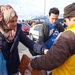 20151217 around 10AM refugees are blissful happy to receive our foods and flyers at Pireaus harbor in Athens Greece (95)