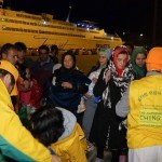 Distributing vegan foods to the refugees at the port