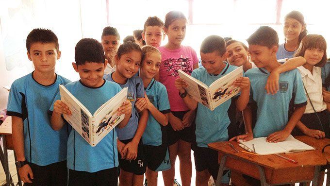 Chia sẻ quyển sách Những Chú Chó Trong Đời Tôi của Thanh Hải Vô Thượng Sư tại các trường học ở Costa Rica